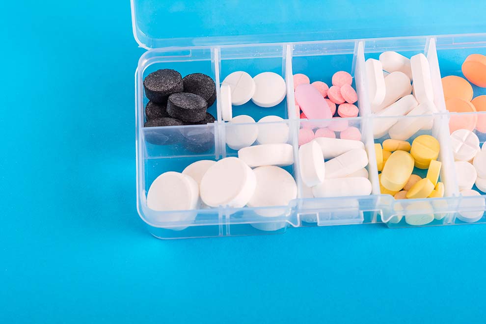 Caixa organizadora de comprimidos coloridos