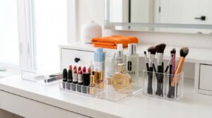 Organizador de maquiagem com batons e pincéis