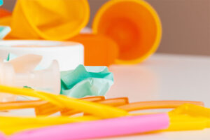 vários materiais com policarbonato e acrilico em cima de uma mesa branca