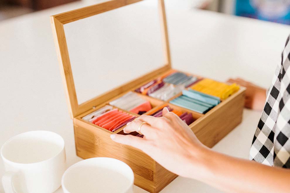 Caixa de chá com vários tipos de sachês coloridos