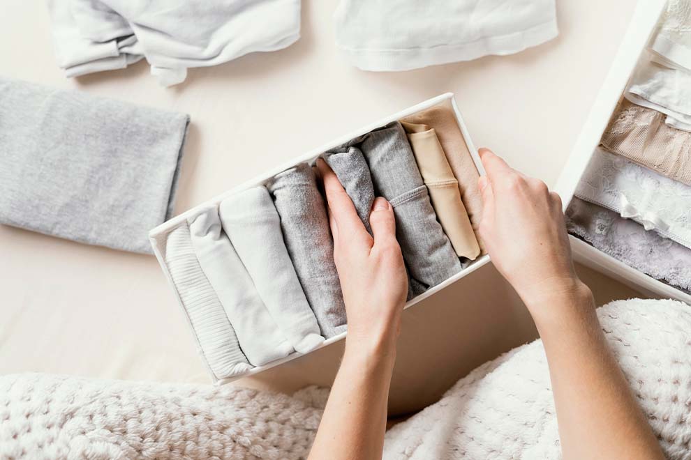 Organização de roupas em caixa branca