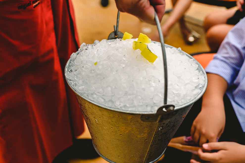 balde de gelo com drink dentro