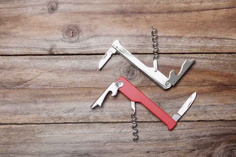 dois abridores personalizados em um fundo de madeira escura