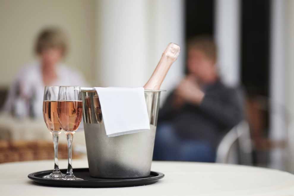 porta copos e balde de gelo e copo em cima de uma bandeja em uma sala de estar