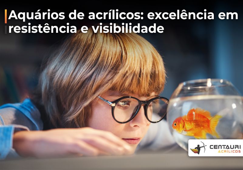 Menino de óculos observando peixe dentro de aquário redondo de vidro