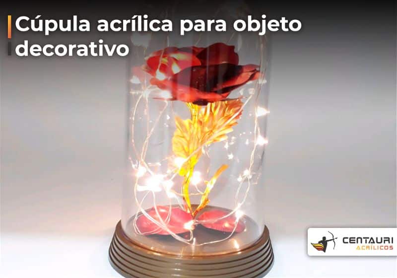 Flor artificial vermelha com pequenas luzes em volta coberta com cúpula de acrílico transparente