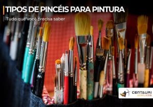 Vários pinceis de diversos tamanhos e modelos, alguns sujos e outros limpos