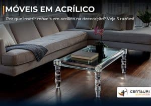 Sala de estar com uma mesa de centro em acrílico em destaque com o sofá ao lado