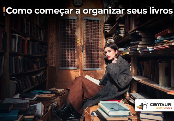 Mulher sentada na frente de estantes de livros