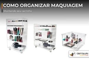 Três nichos de acrílicos um do lado do outro com um fundo branco