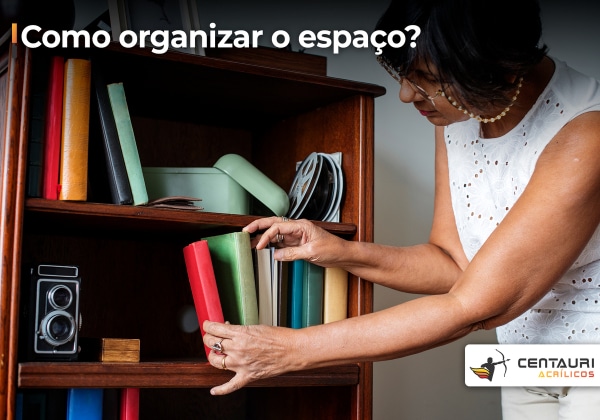Senhora organizando livros em uma estante