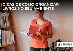 Mulher de pé com um livro aberto nas mãos