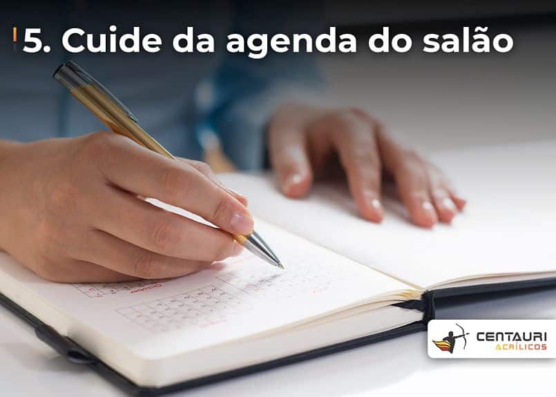 pessoa escrevendo na agenda