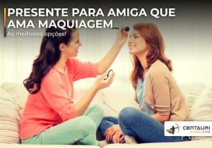 Banner com duas mulheres sentadas em cama uma de frente para outra, e uma maquiando a outra