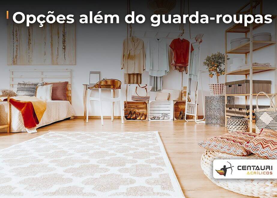 quarto organizado com estantes e araras