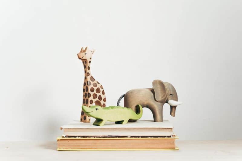 Esculturas de um elefante e uma girafa para decoração de ambientes