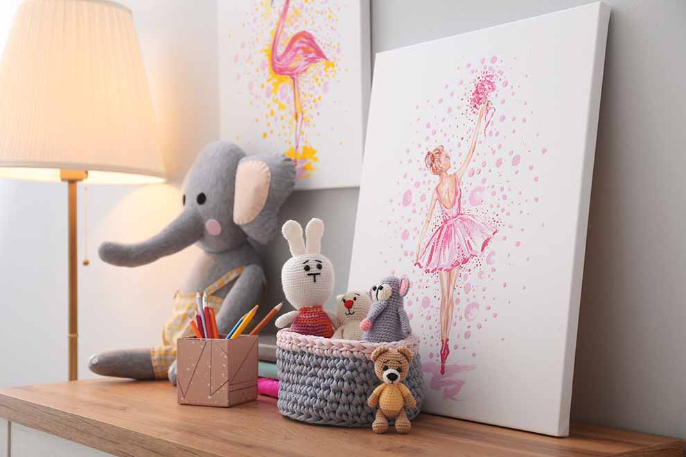 Decoração de quarto infantil com pelúcias e arte