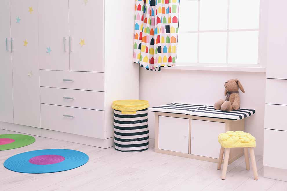 Quarto infantil com decoração colorida e brinquedos