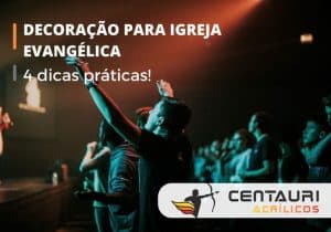 decoração para igreja evangélica em destaque e igreja ao fundo