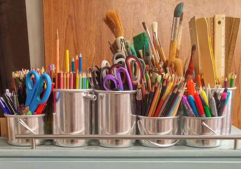 Materiais essenciais para o atelier Materiais para artesanato organizados e distribuídos de maneira uniforme.