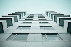 foto vertical e externa de um apartamento com muitos andares