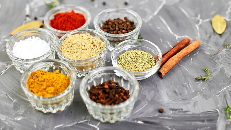 Alguns potes de vidro com temperos.