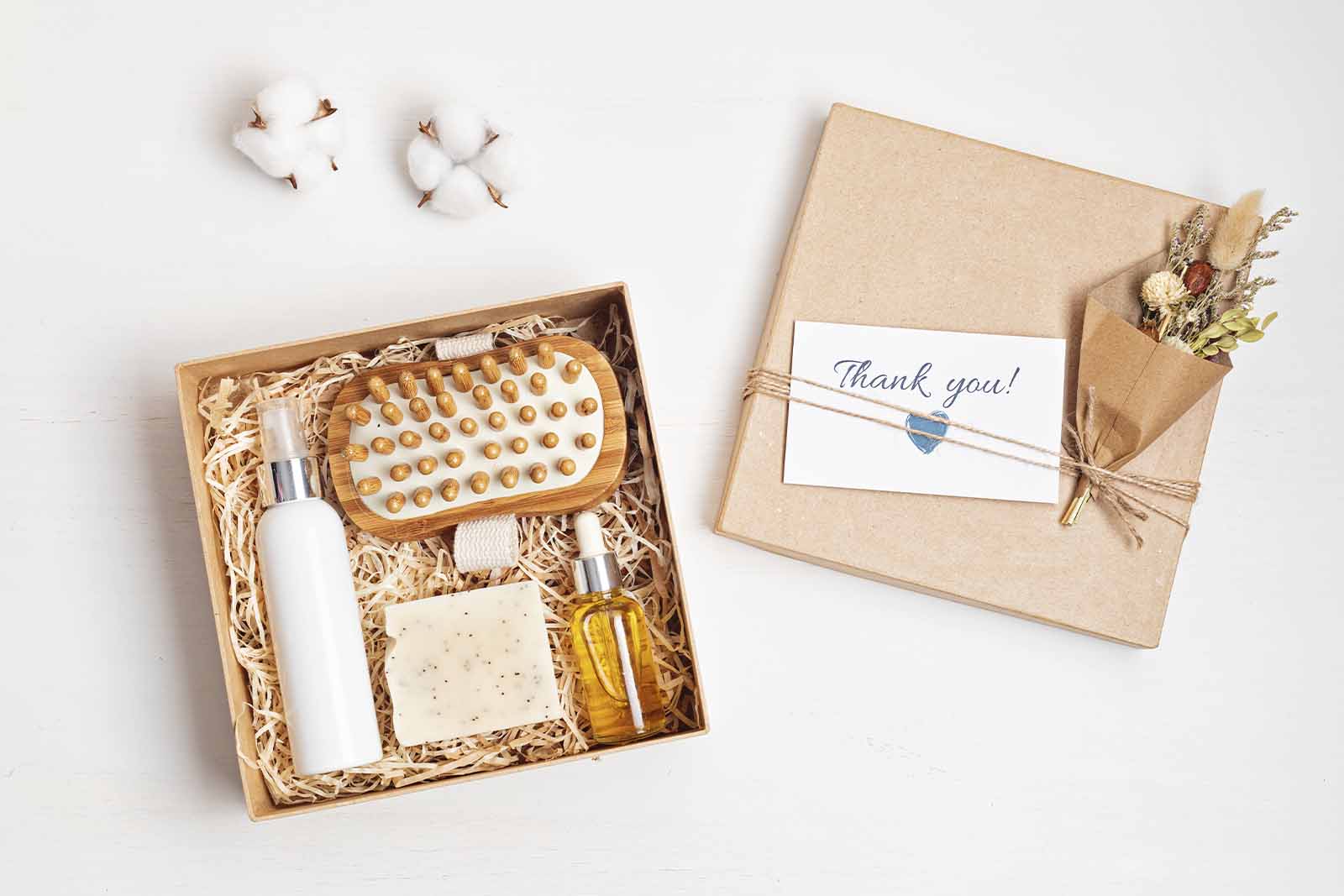 Cesta de presentes de agradecimento refinada para férias românticas com produtos de autocuidado