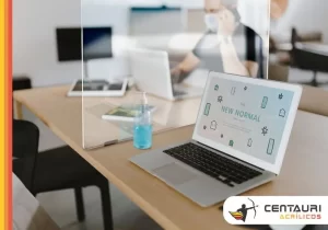 foto de mesa de escritorio com divisória de acrílico