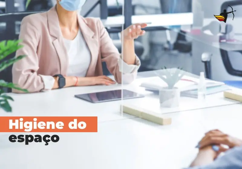 Higiene do espaco duas pessoas conversando em escritorio com divisoria de acrilico no meio