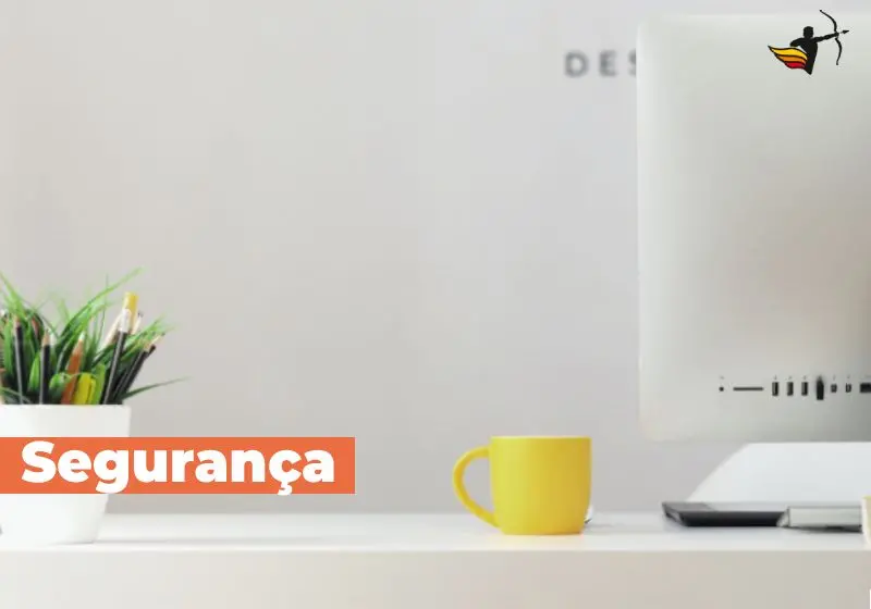 seguranca foto de caneca, vaso de planta e computador em escritorio