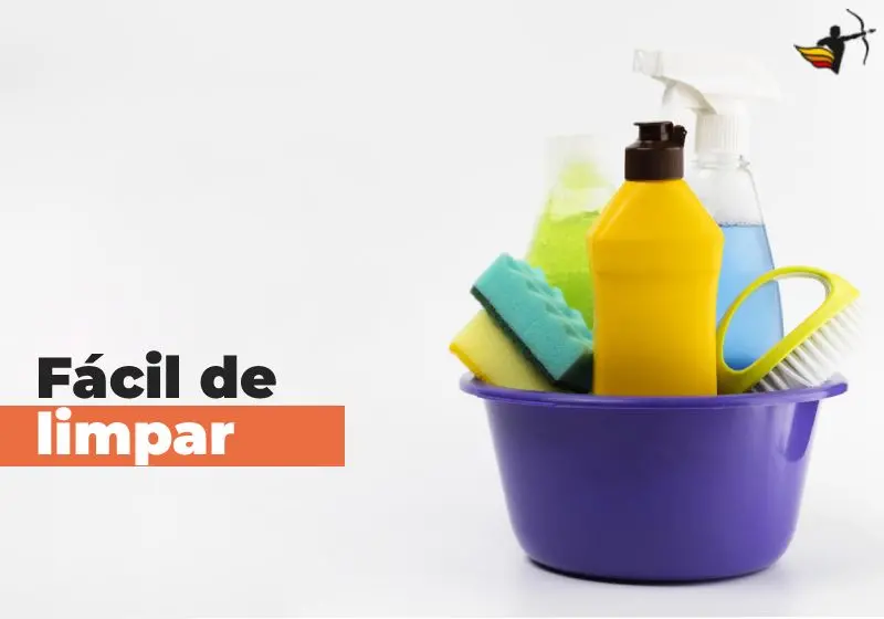 produtos de limpeza e fundo branco