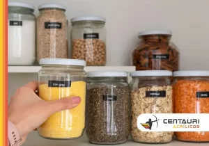 varios potes com alimentos secos dentro
