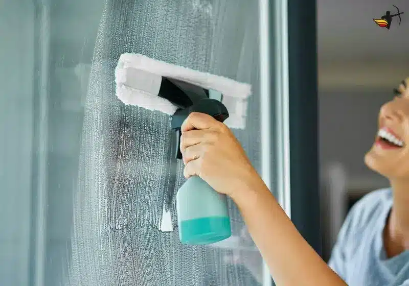 mulher limpando janela de acrílico