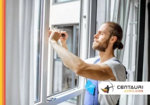homem instalando janela em casa