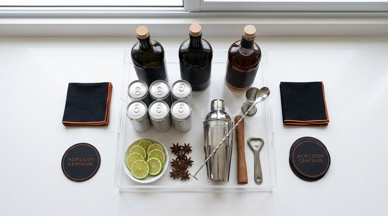 Balcão de bar com ingredientes e utensílios de coquetelaria.