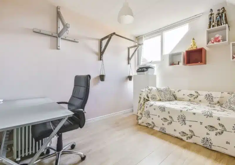 quarto pequeno de solteiro bonito e organizado 