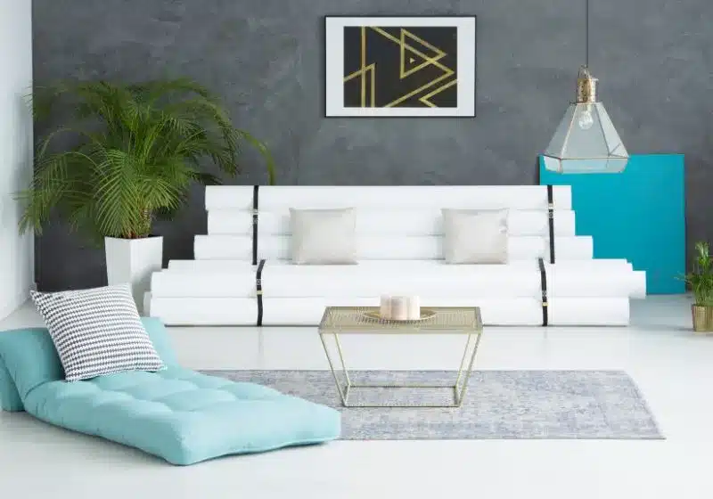 sala confortável com poucas decorações sala de estar chique com um sofá confortável e um quadro na parede ao lado do sofá um vazo de planta grande