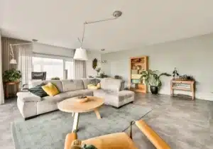 sala grande bem chique com os móveis muitos confortáveis