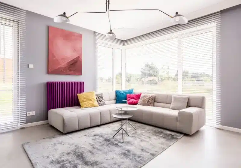 tenha tapete em uma sala sala de estar chique com boa iluminação e vista natural com janelas grandes