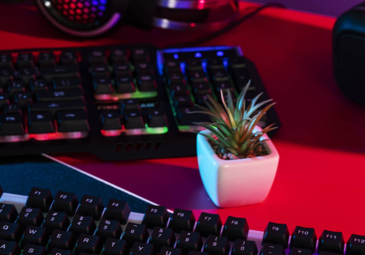 Mesa gamer com um vasinho de flor