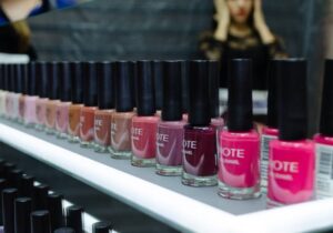 vista de esmaltes enfileirados