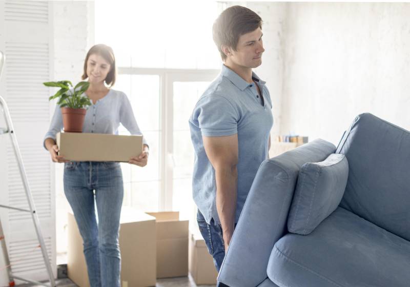 Pessoas realizando uma mudança