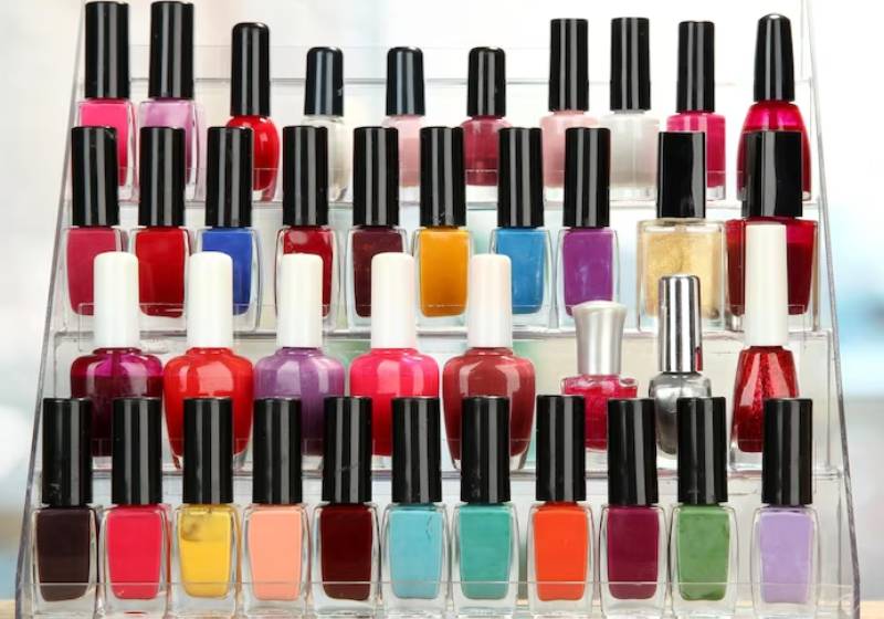 vários frascos de esmaltes