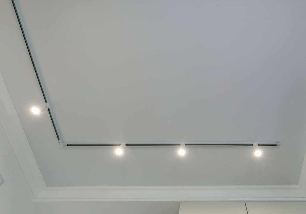 Teto branco com três ponto de luz