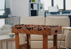 sala com mesa de pinbolim