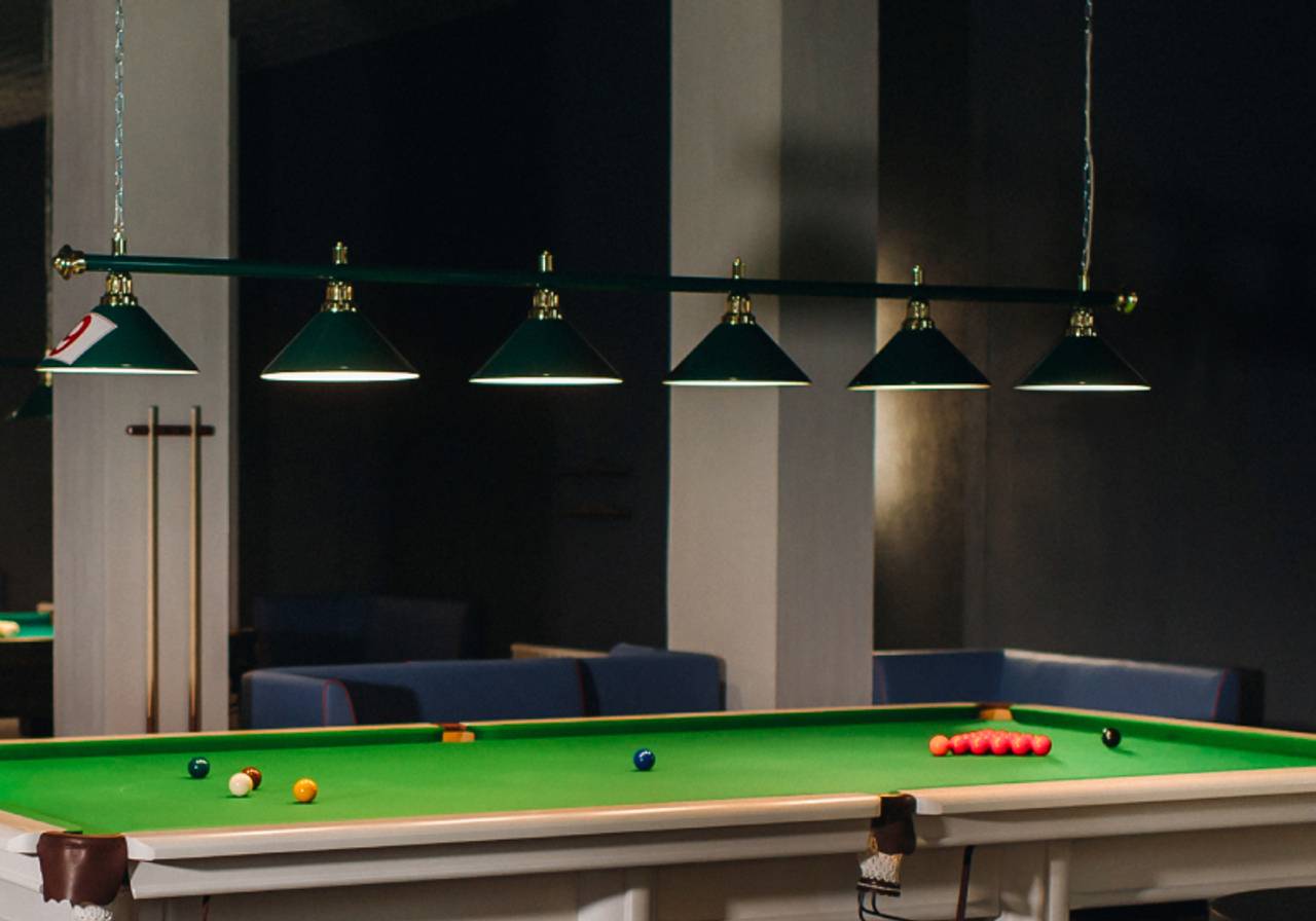 Iluminação em cima de uma mesa de sinuca