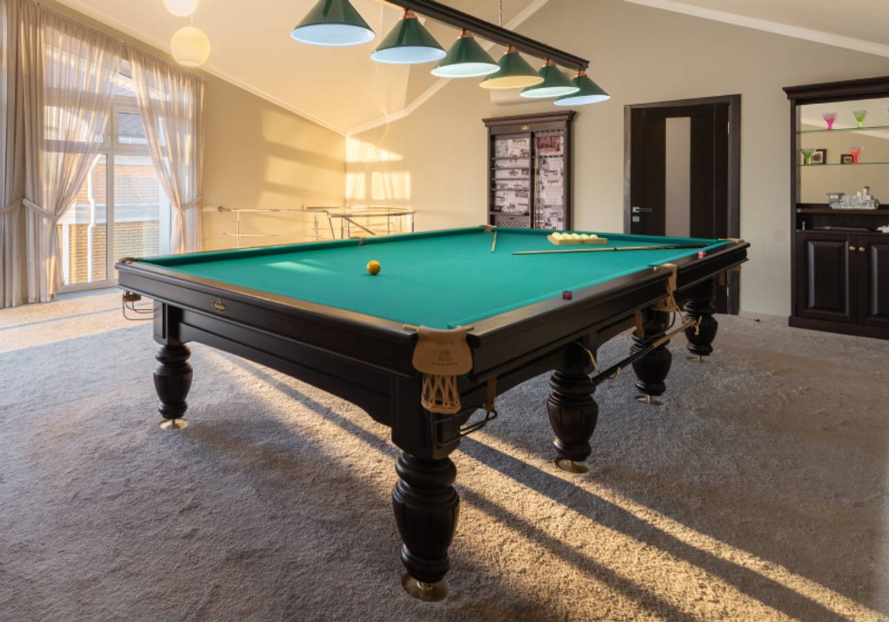 Mesa de sinuca em uma sala