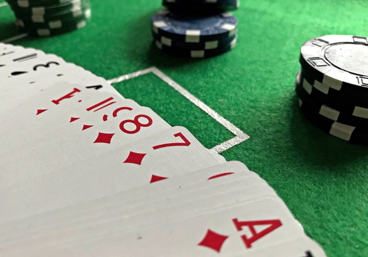 Cartas de baralho emcima de uma mesa