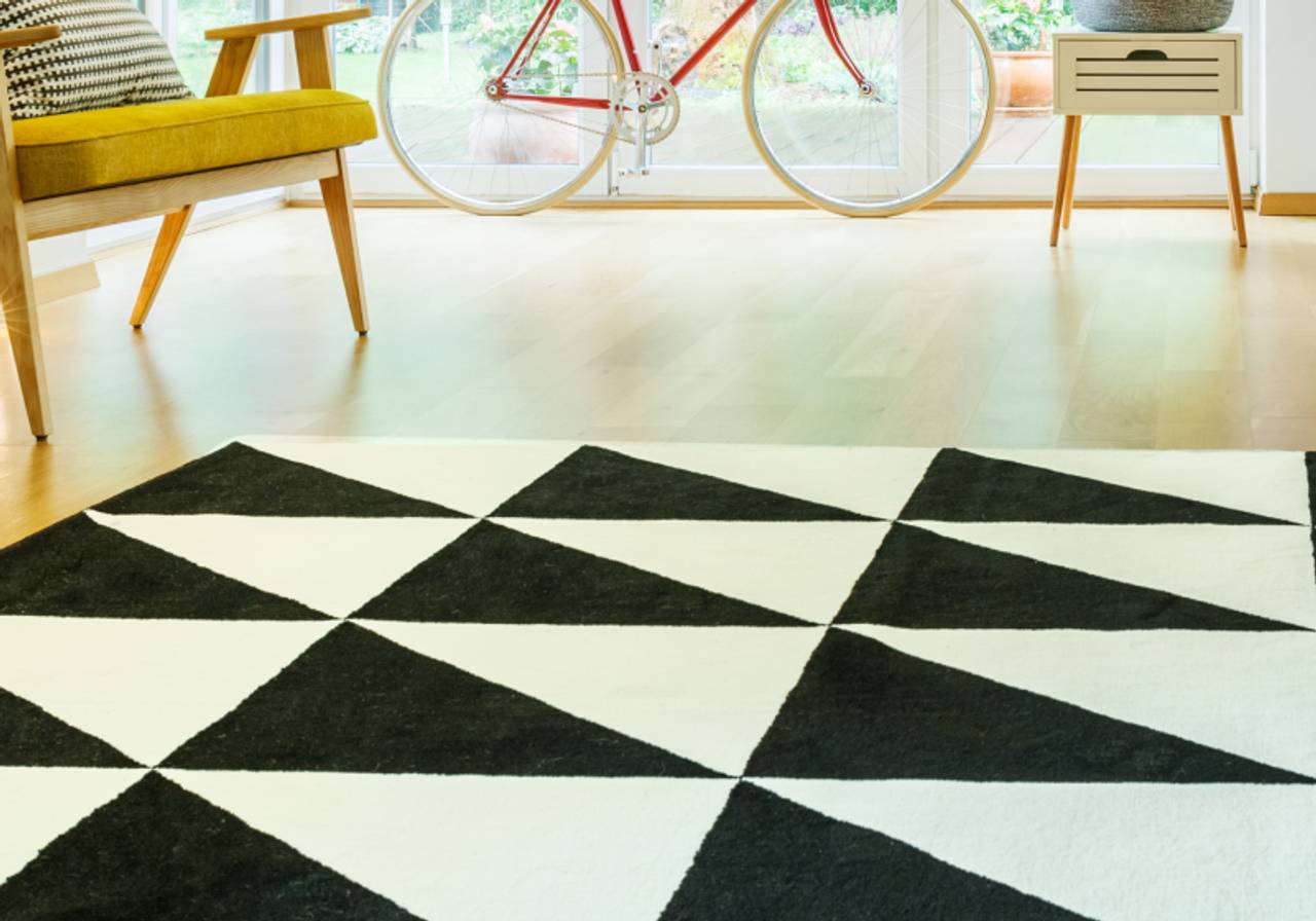 Tapete com padrão triângulos nas cores preto e branco