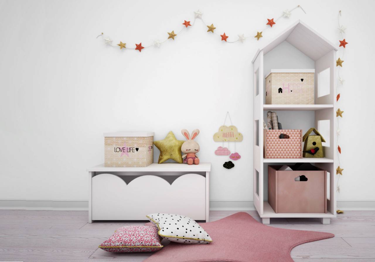 imagem de quarto com prateleira para livros e almofadas no chão em cima de um tapete 